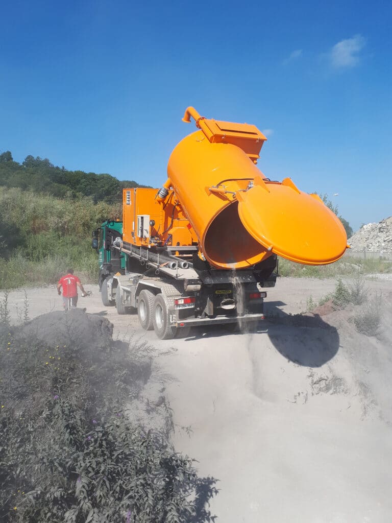 Camion-aspirateur à cendres