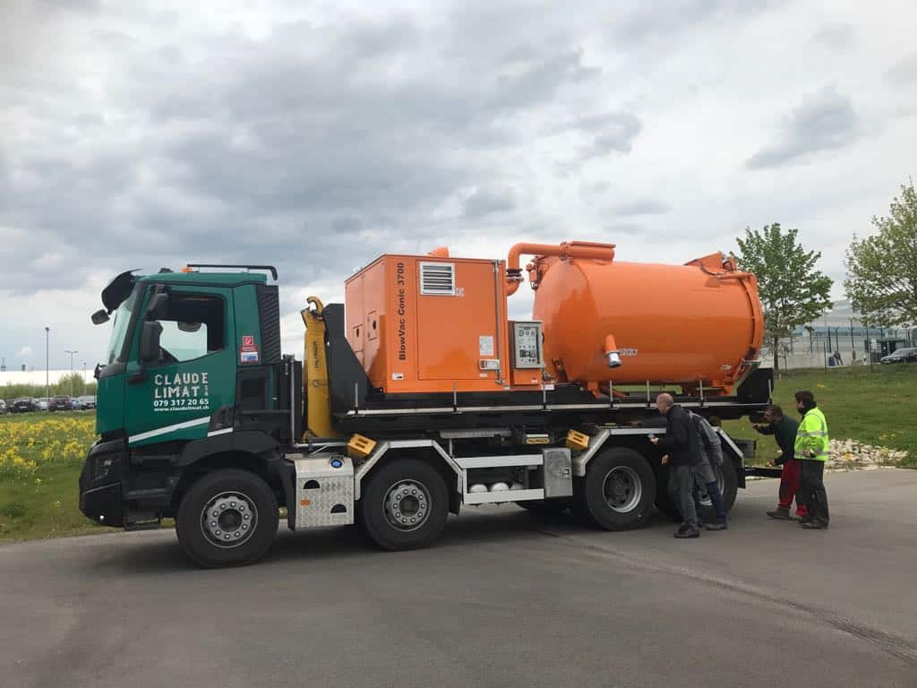 Camion-aspirateur à cendres